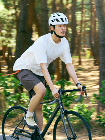 포장 도로에서 더 빠른 속도로, </br>더 멀리 달리기 위한 스포츠 자전거